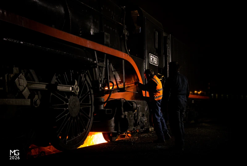 Days end Under the watchful eye of Steamrail's chief fitter, the V/Line crew drop the fire of R761 at Newport after another successful "Snow Train" to Traralgon.