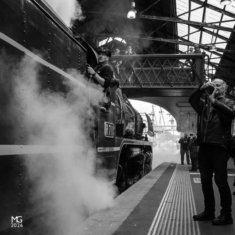 Ballarat Shunt Paying expert attention, the loco crew of R711 (with A2 986 behind) come to a stop right next to the water hydrant on platform 2, which the Steamrail volunteers would then use to refill the tenders of these giant steam locos.
