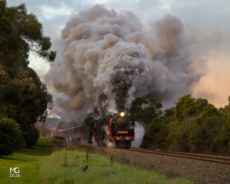 Traralgon Golden hour is upon us as R761 and R707 burst forth from Traralgon station and attack the climb up towards Morwell, returning to Melbourne with one of Steamrail's highly-popular Snow Trains.